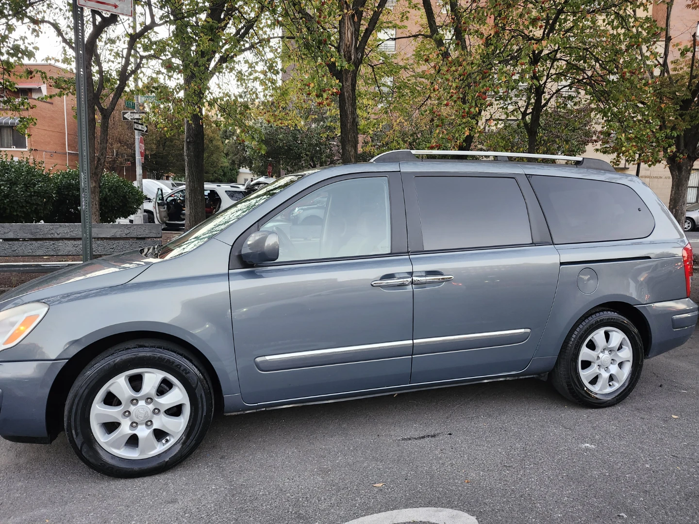 2007 Hyundai Entourage Minivan - photo 2