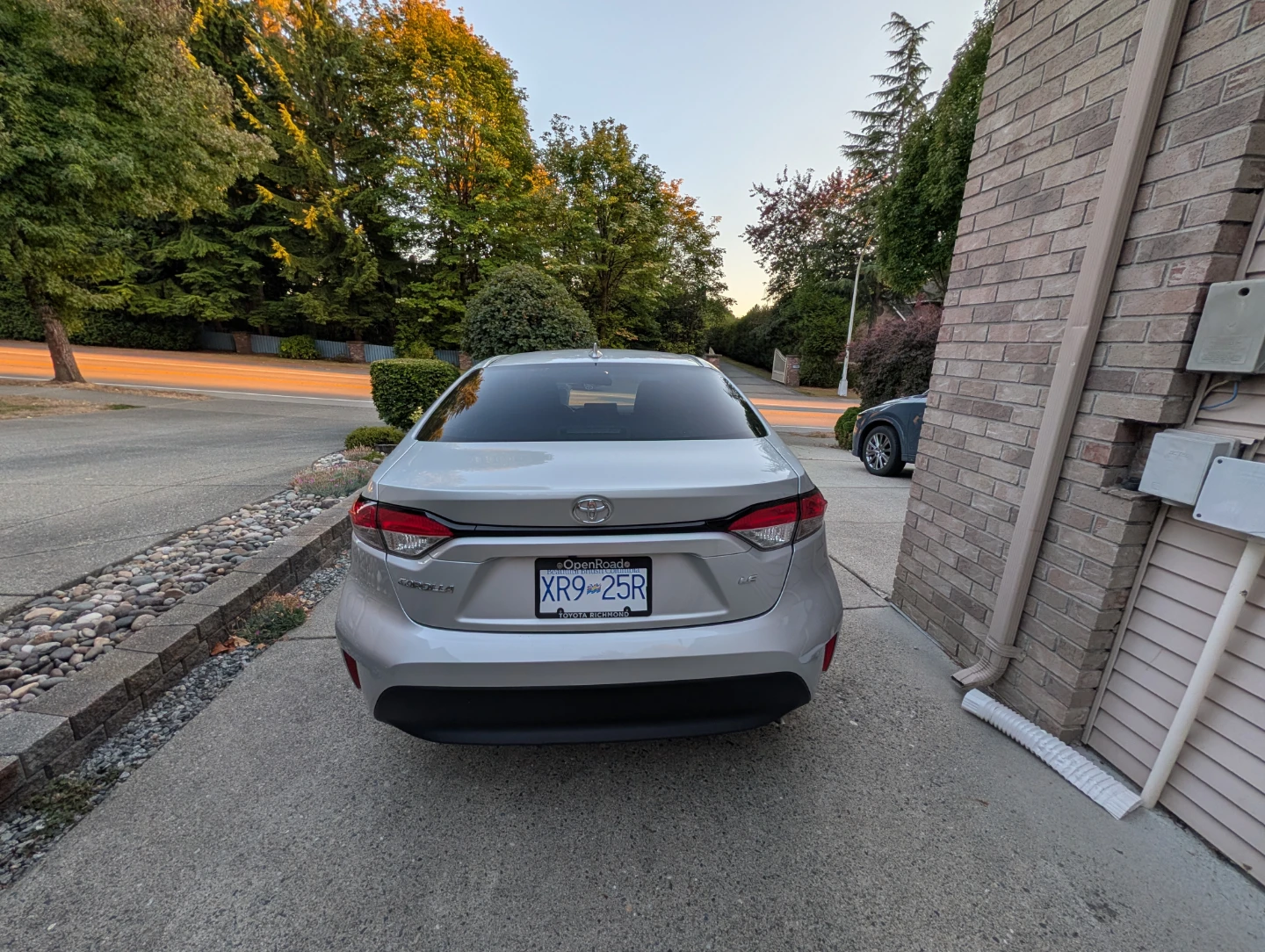 2023 Toyota Corolla LE Sedan – Low KM - 37,342 - photo 4