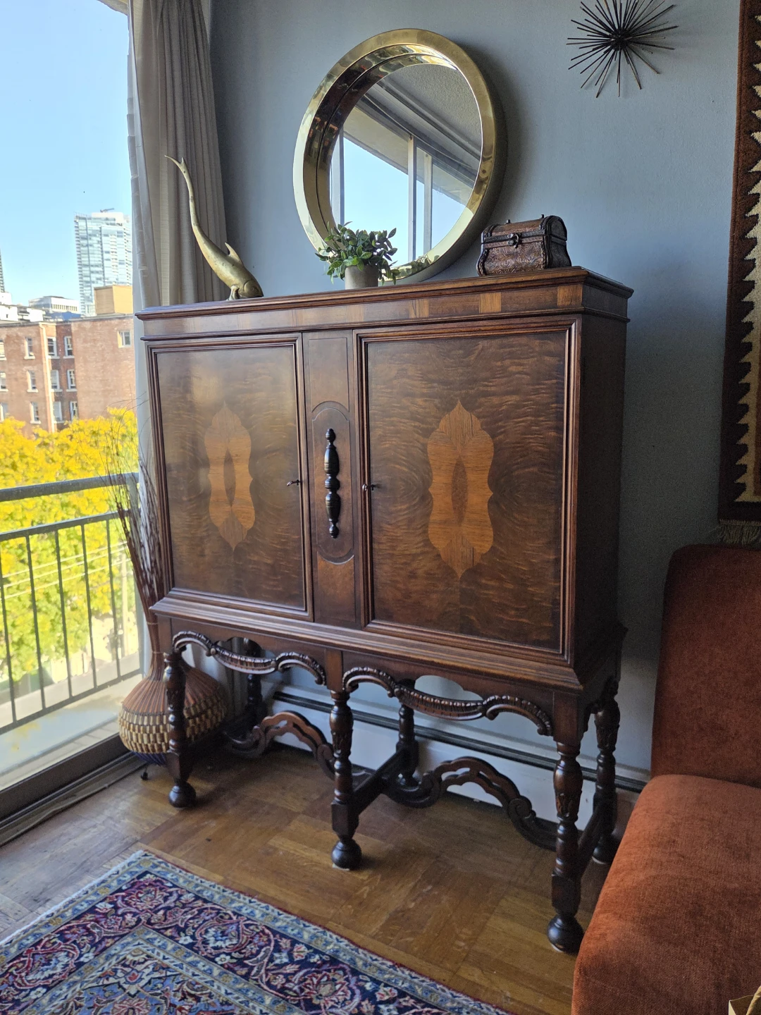 Vintage Neoclassical Style Solid Wood 2-Door Bar Cabinet - photo 3