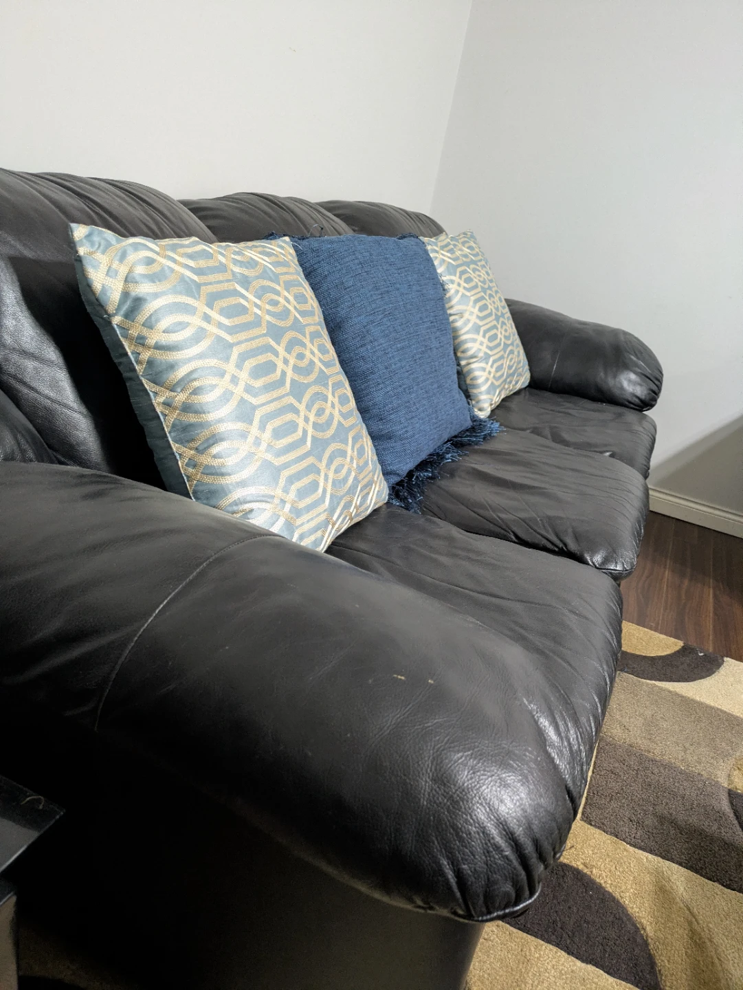 Black leather three-seater sofa - photo 2