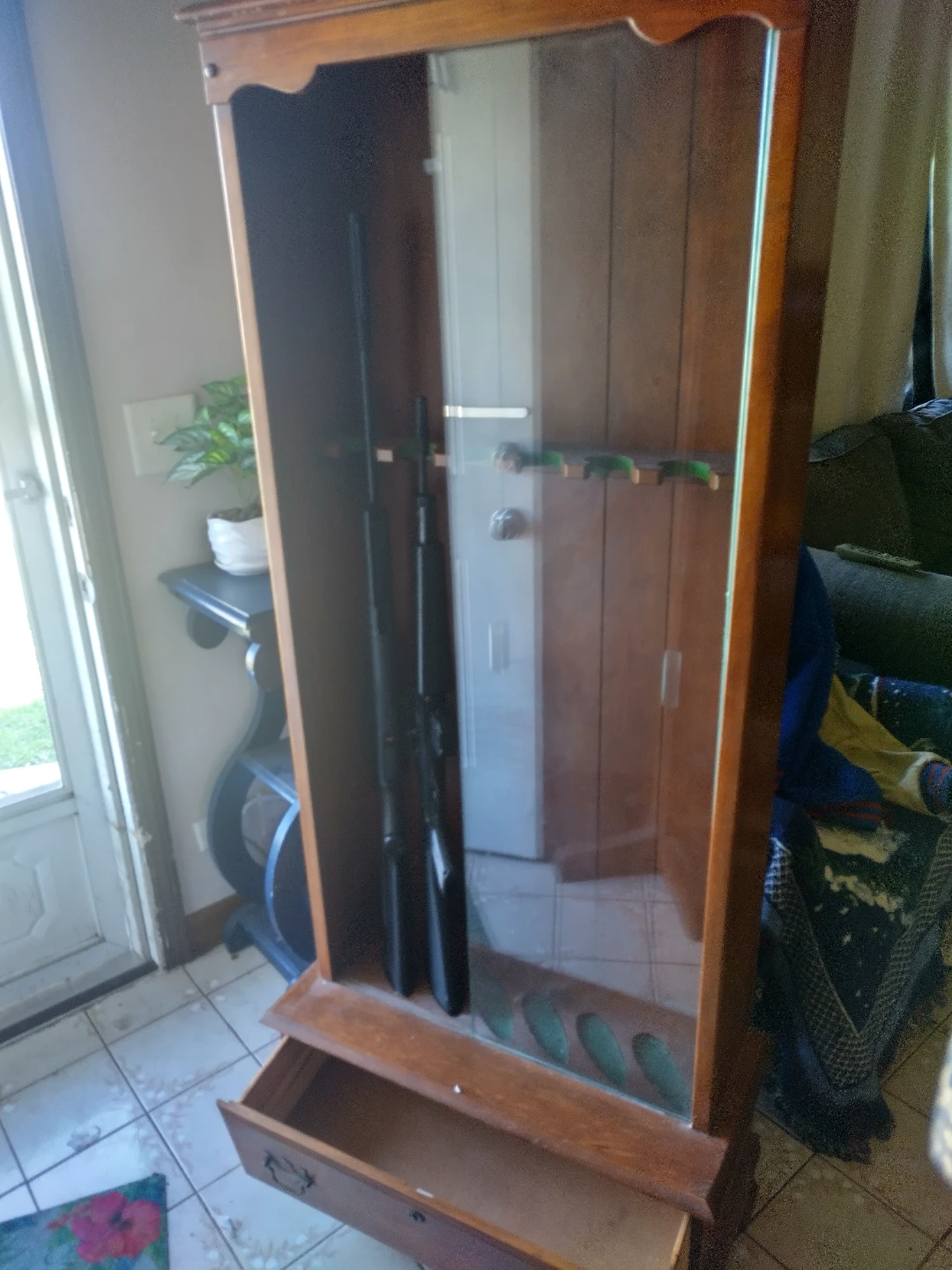 Wooden Gun Cabinet with Glass Door and 2 Keys