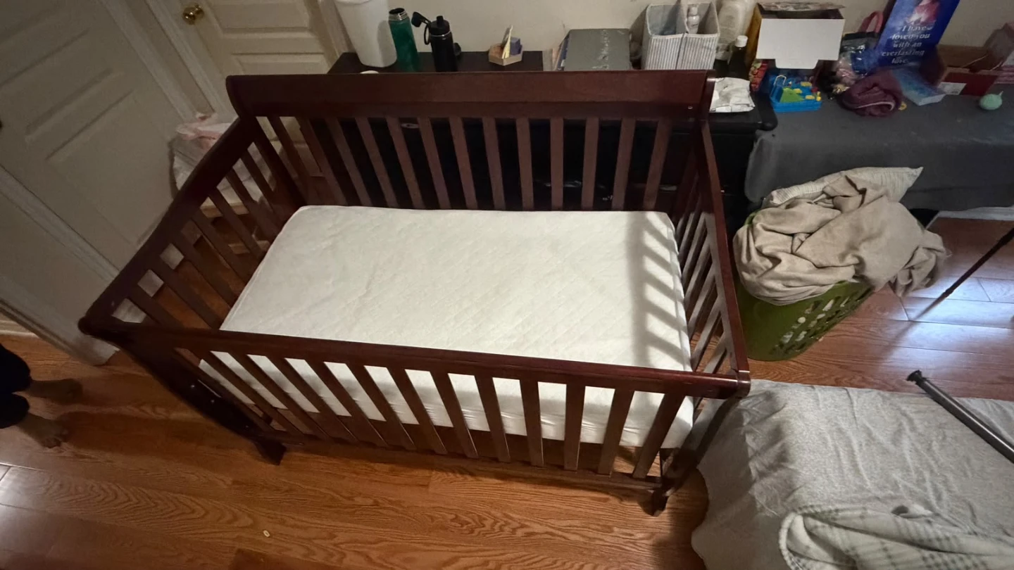 Dark wood baby crib with mattress (rarely used) - photo 4
