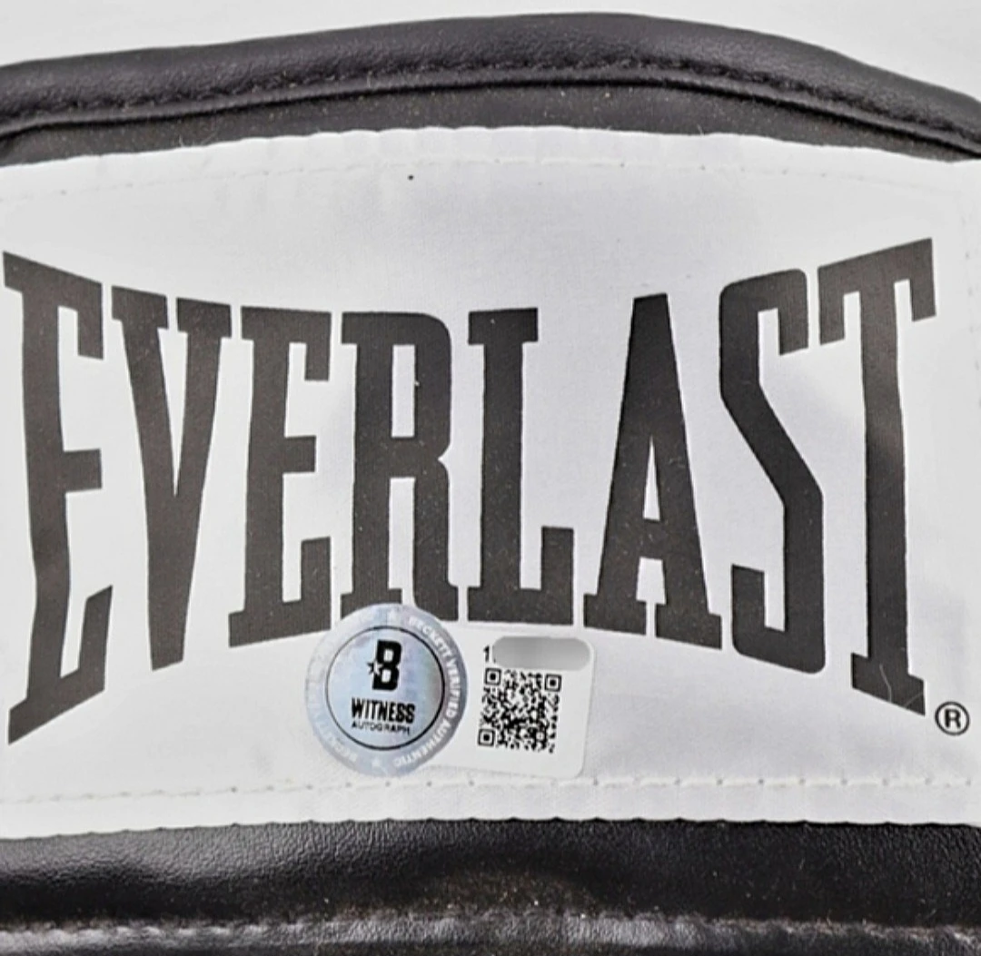 Everlast Autographed Devin Haney Boxing Glove - photo 3