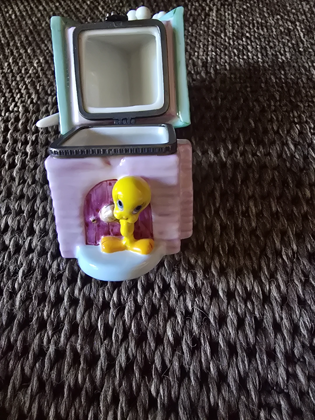 Warner Bros. Tweety and Sylvester Trinket Box - photo 3