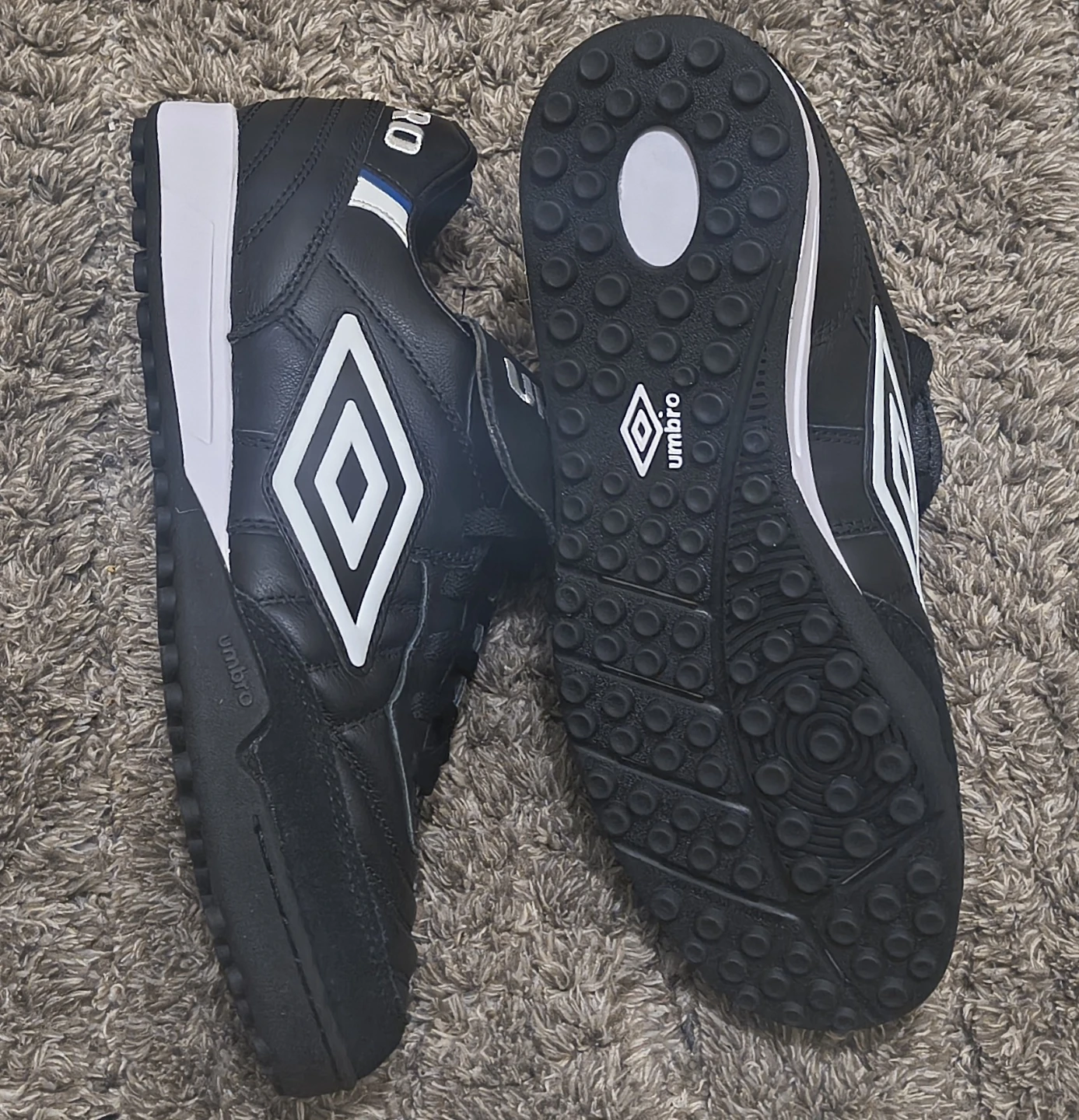 Umbro Speciali Pro TF Soccer Shoes Black/White Size 7.5 US