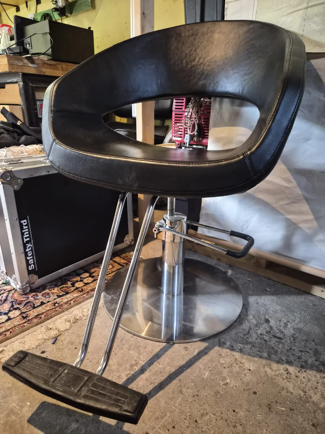 2 Black Salon Chairs - photo 3