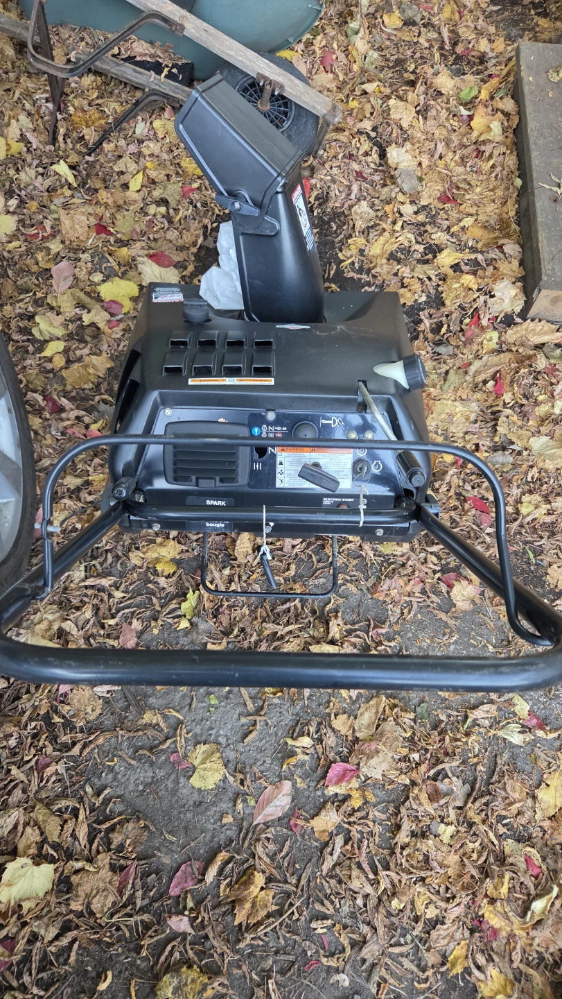 Briggs and Stratton snow blower for parts - photo 4