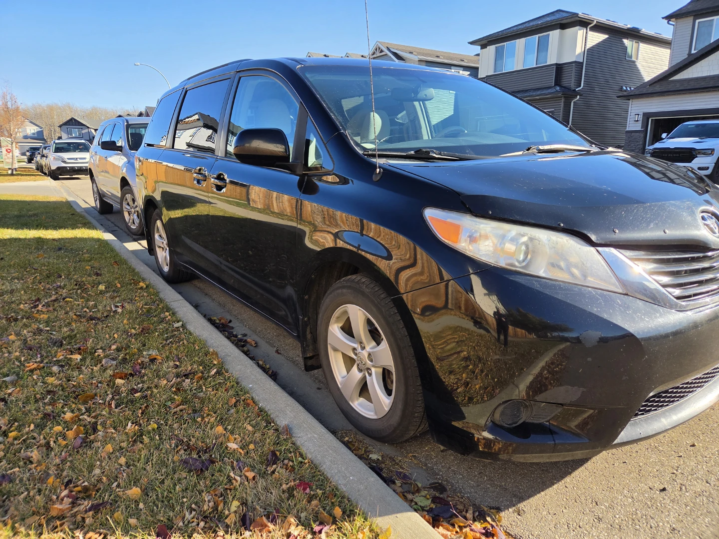Toyota Sienna LE Minivan - photo 2
