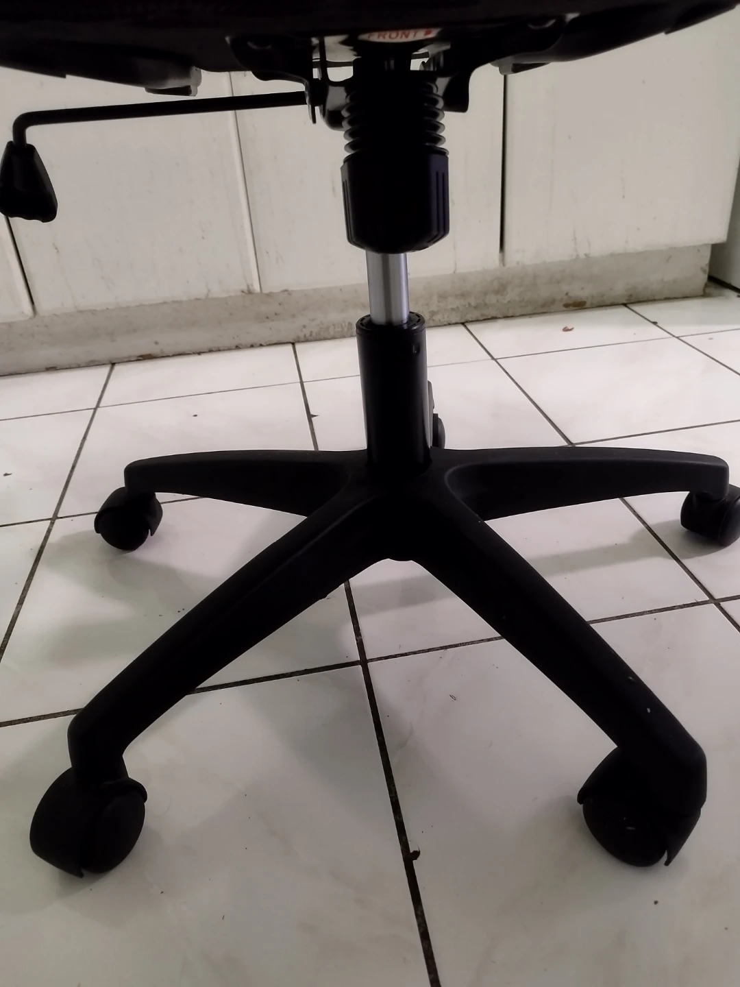 Black mesh ergonomic office chair - photo 2