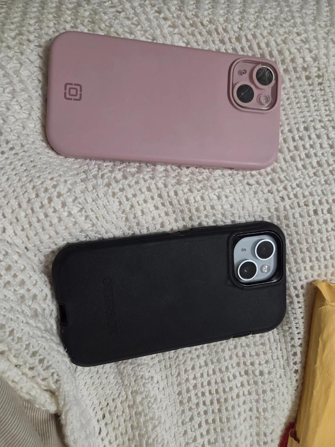 Two Apple iPhone 15's - photo 2