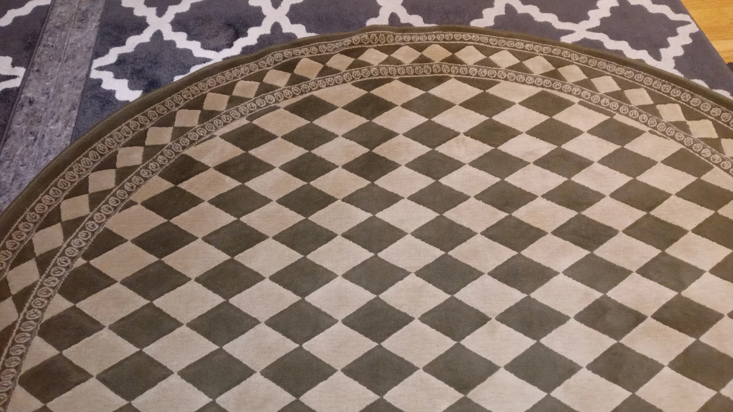 Round checkered area rug - photo 2