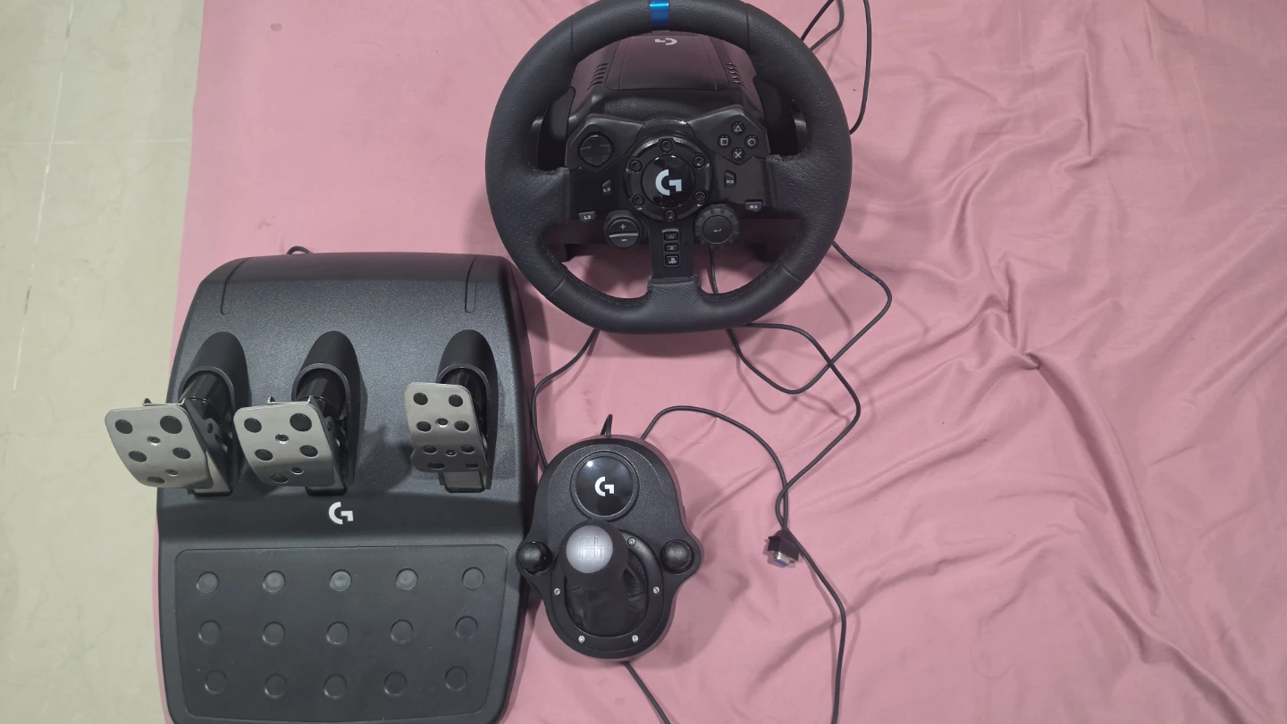 Logitech G29 Driving Force Racing Wheel and Pedals