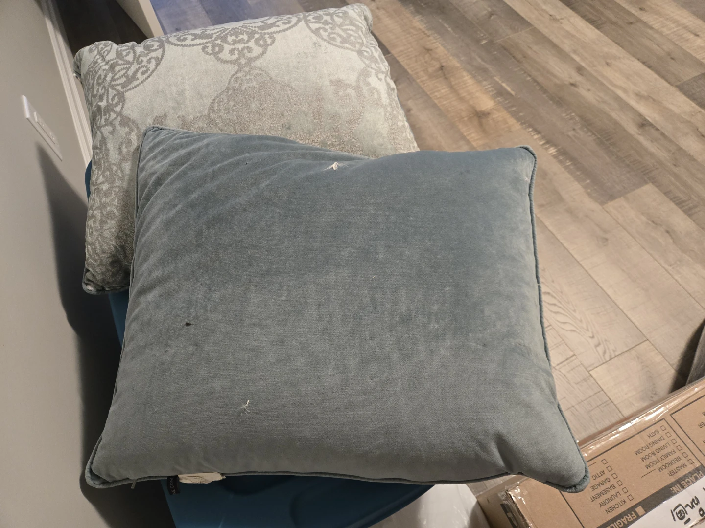 Set of 3 Velvet Throw Pillows - photo 4