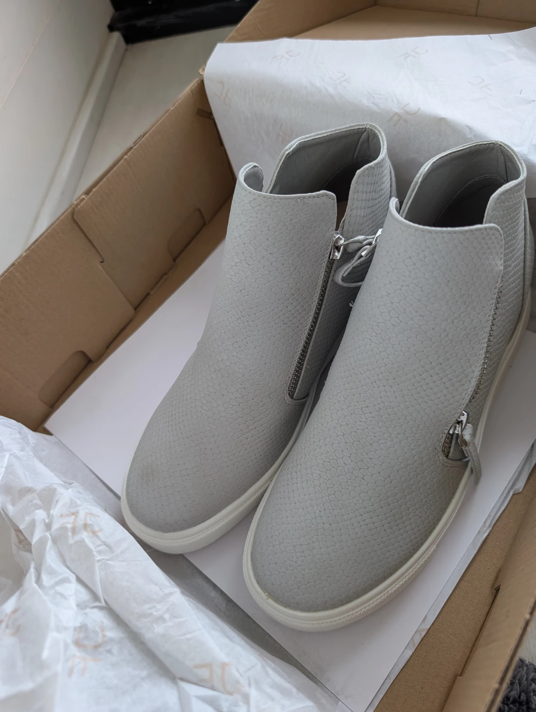 Move out sale: Just Fab Light Grey Ankle Sneakers