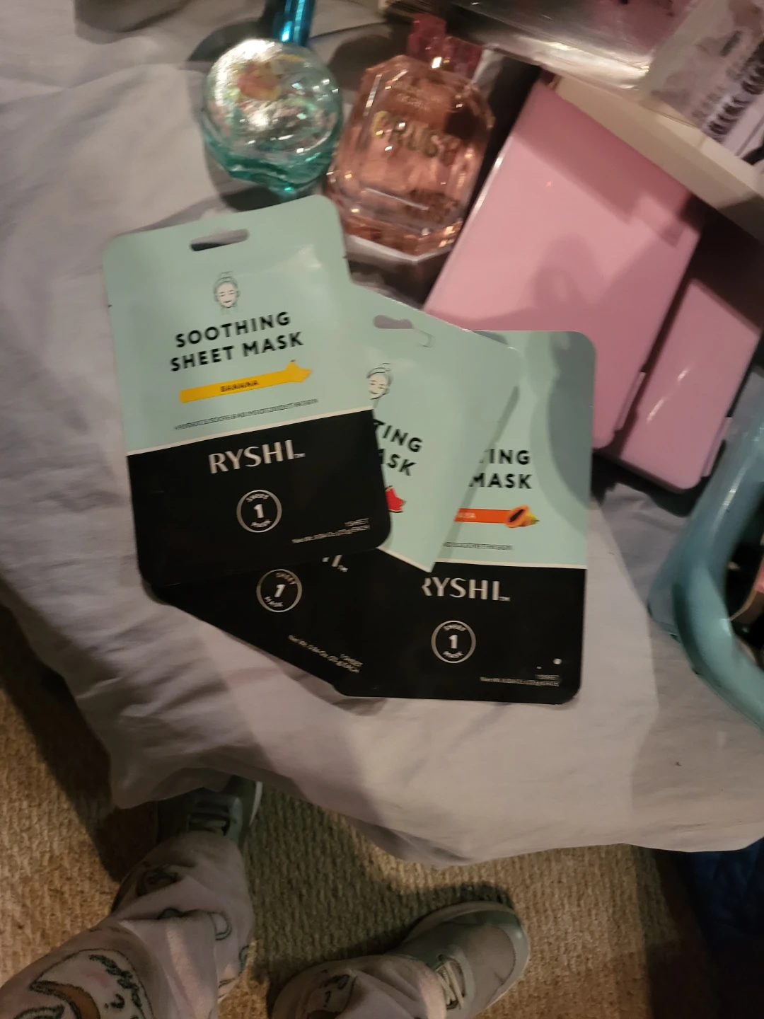 Assorted beauty and skincare items - photo 3