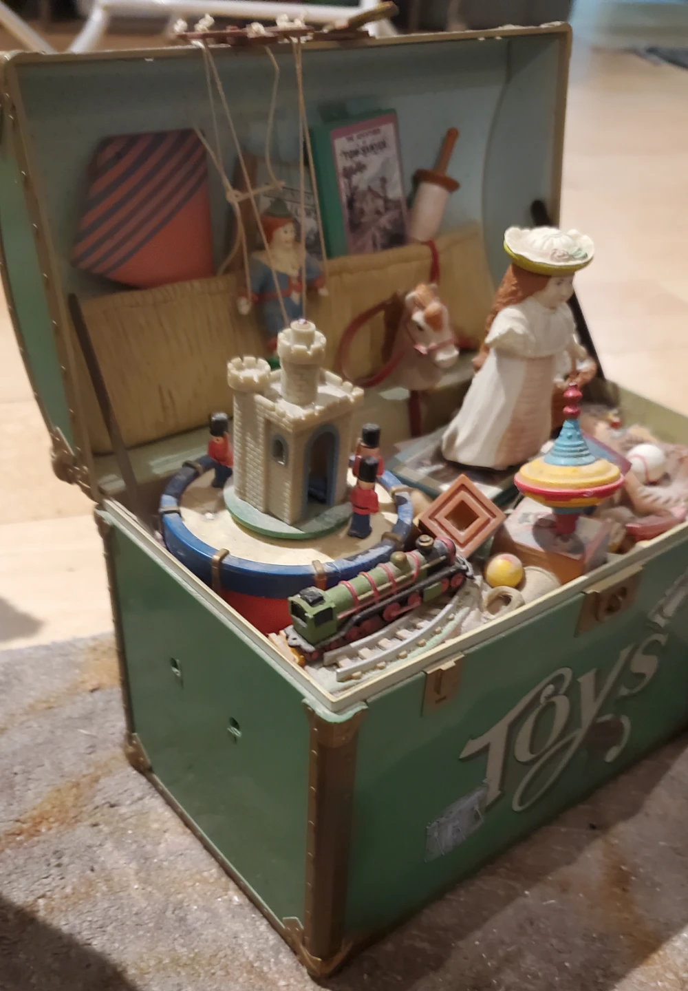 Enesco Toy Symphony Musical Toy Chest Music Box Vintage - photo 4