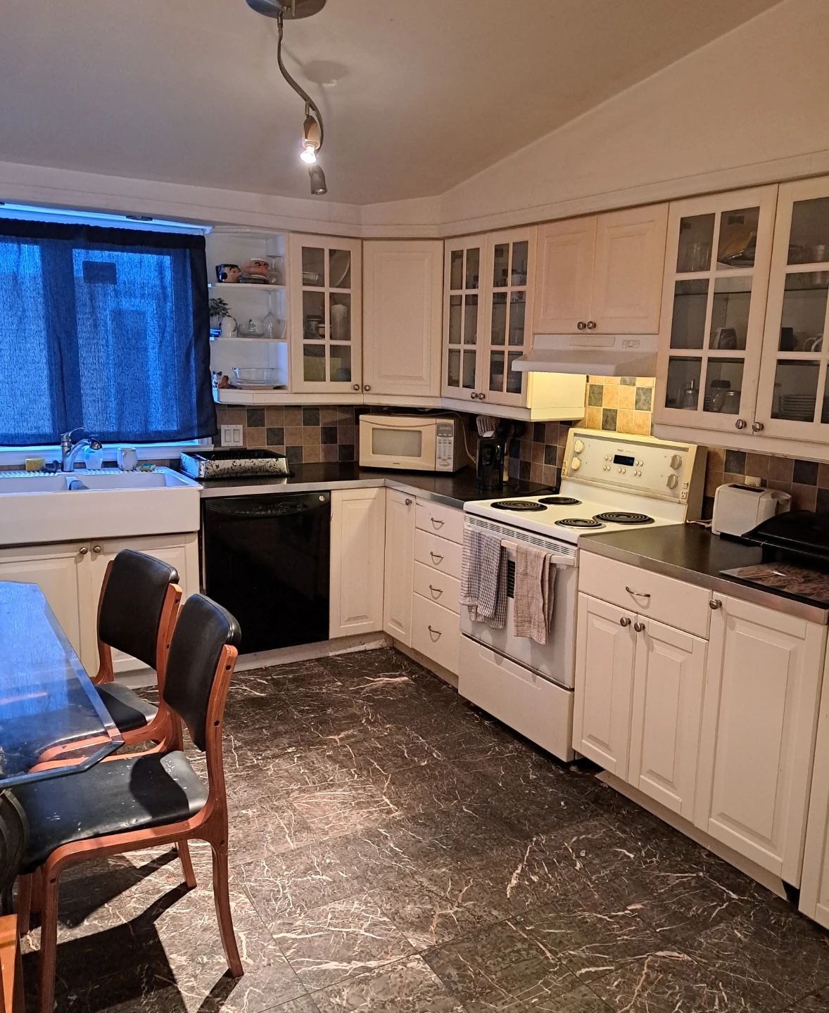 Châteauguay - small room for rent / petites chambre a louer - photo 3