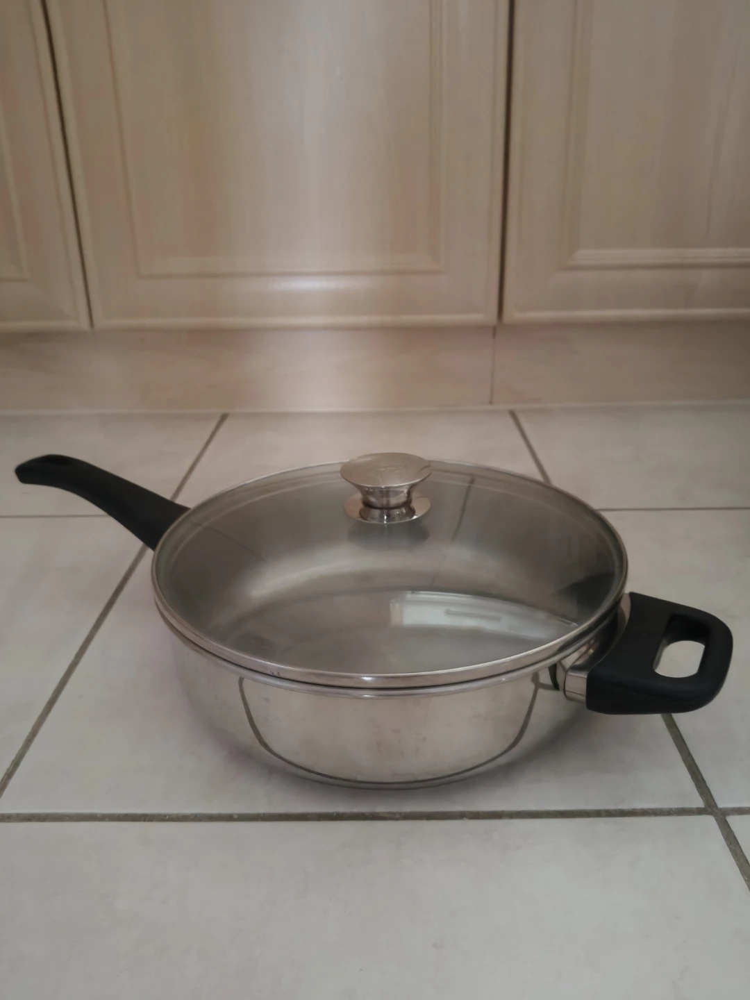 Stainless steel frying pan with glass lid
