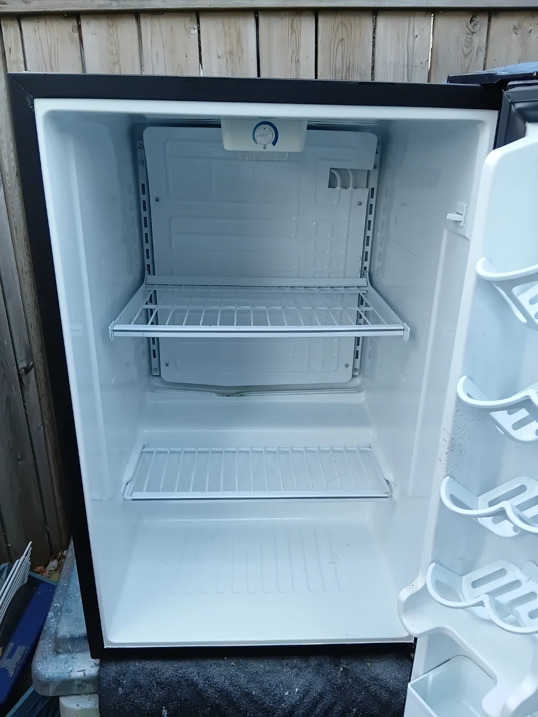 Danby Compact Mini Fridge READ DESCRIPTION ON SIZE - photo 2