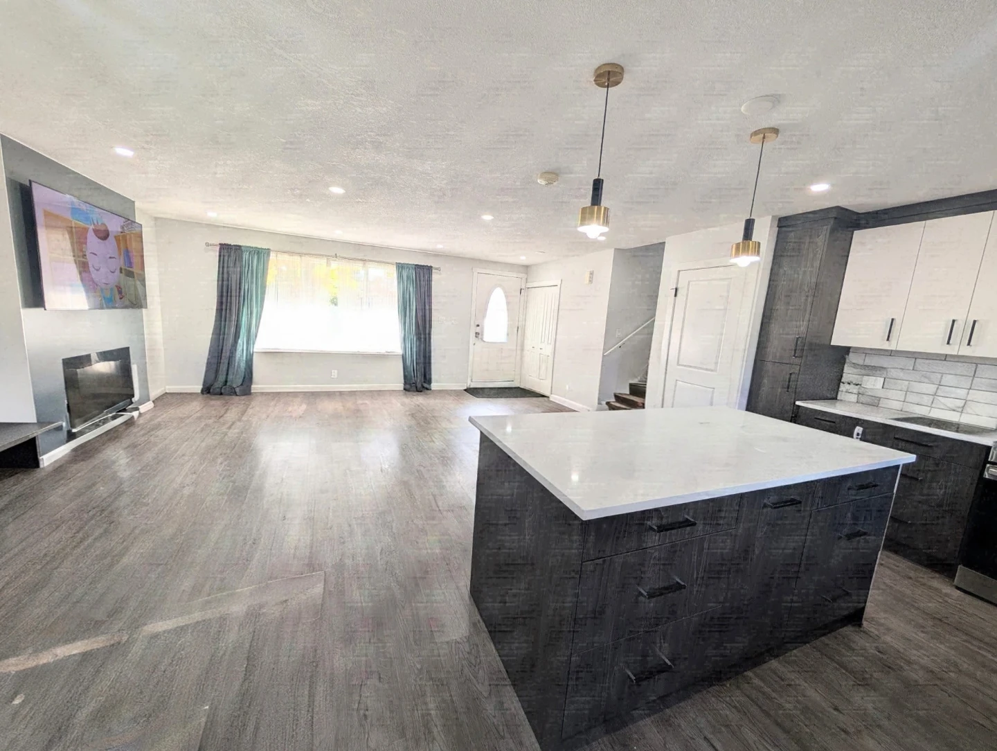 STUNNING & SPACIOUS 3-BED, 1.5-BATH MAIN/UPPER FLOOR RENTAL ! 🔥 - photo 2
