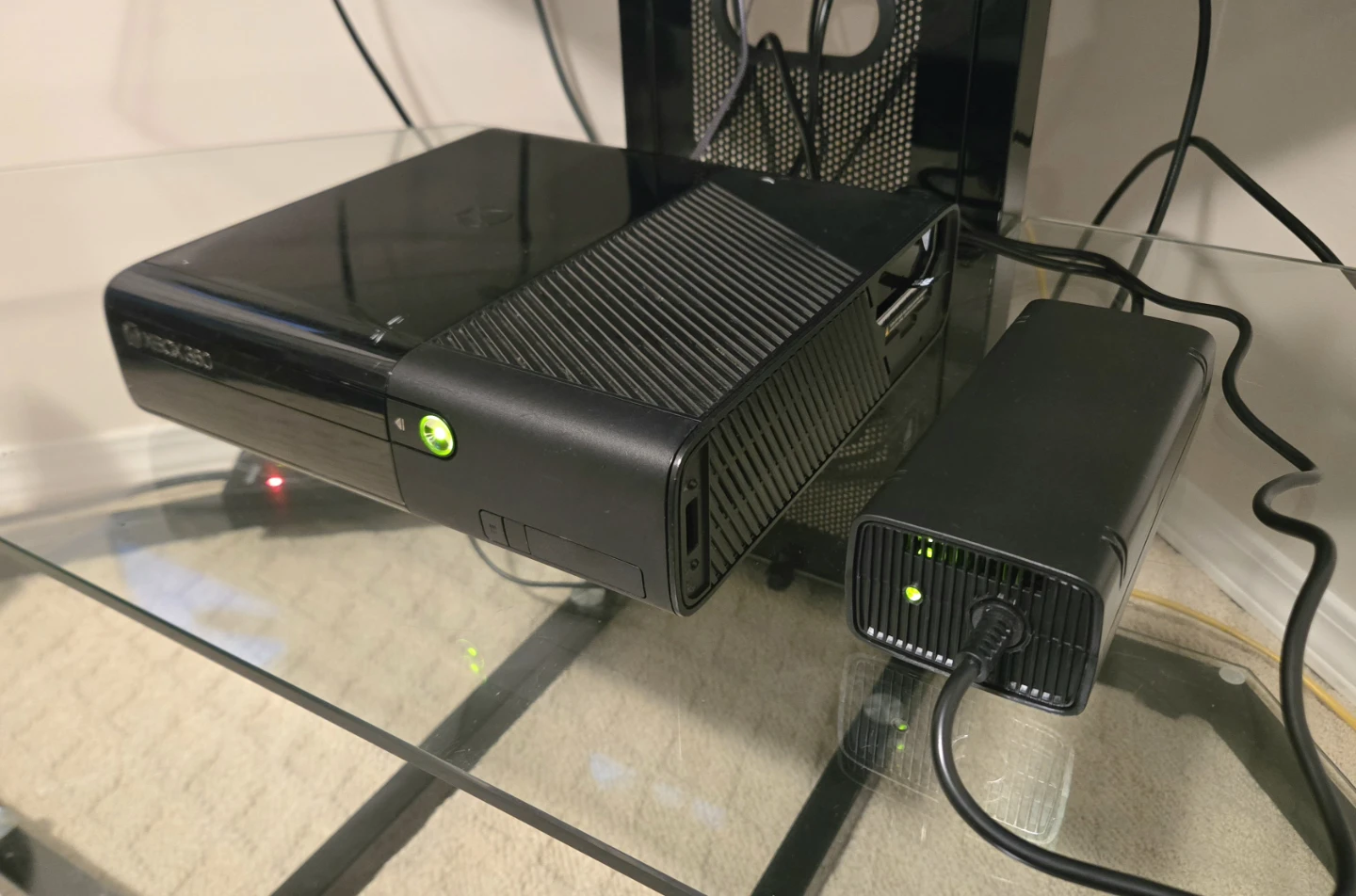 Xbox 360 E + 250GB HDD + Call of Duty MW3 - photo 2