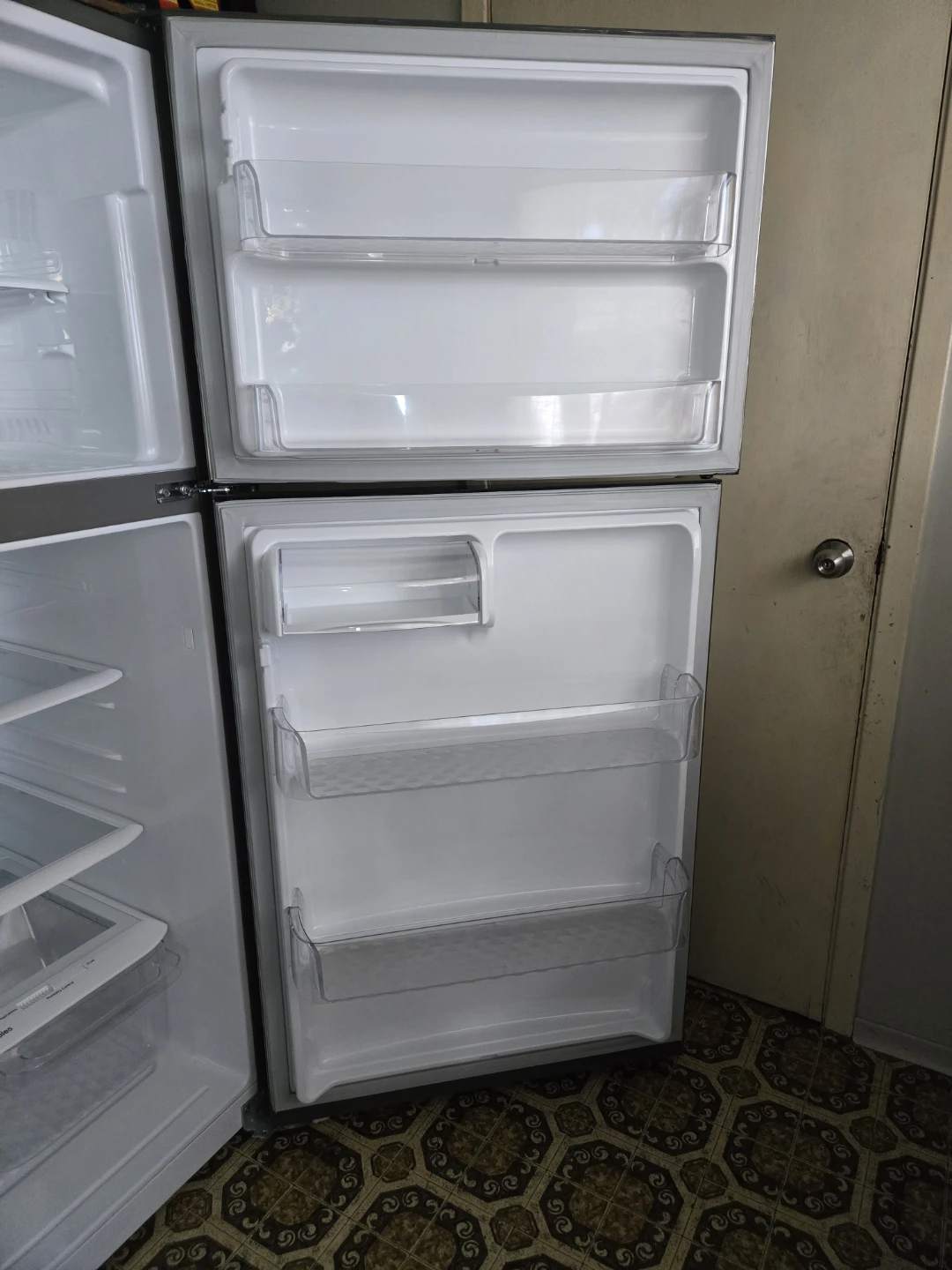 LG Top-Freezer Refrigerator - photo 5