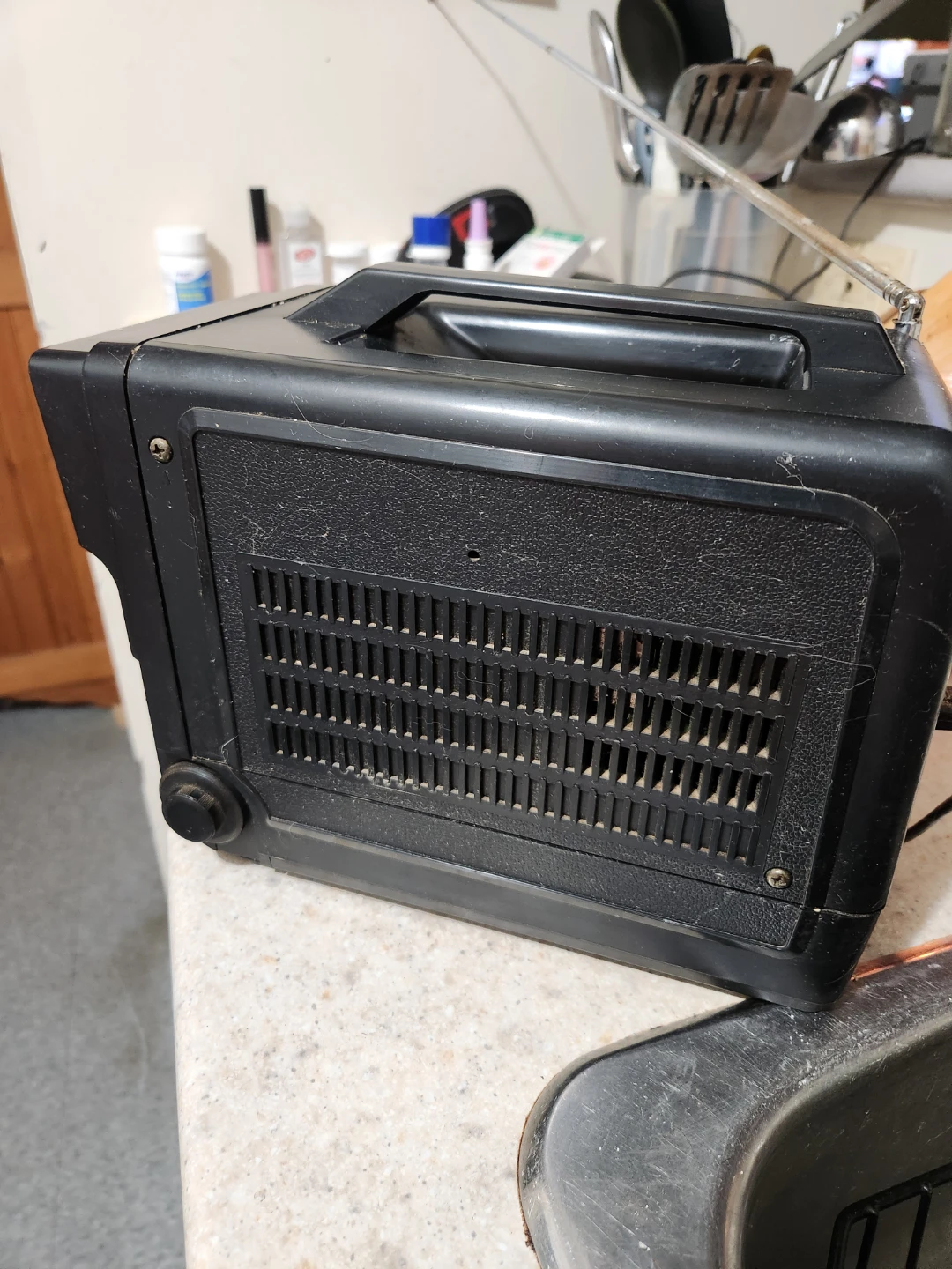 VERY VINTAGE BLACK AND WHITE TV RADIO AS IS - photo 5