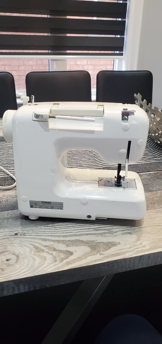 Singer Featherweight 100 Sewing Machine - photo 2