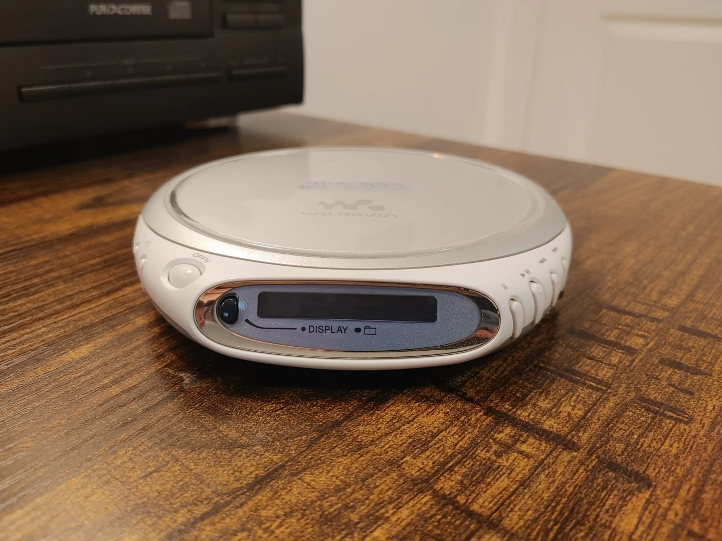 2003 Sony Walkman Portable MP3 CD Player - (WORKS)