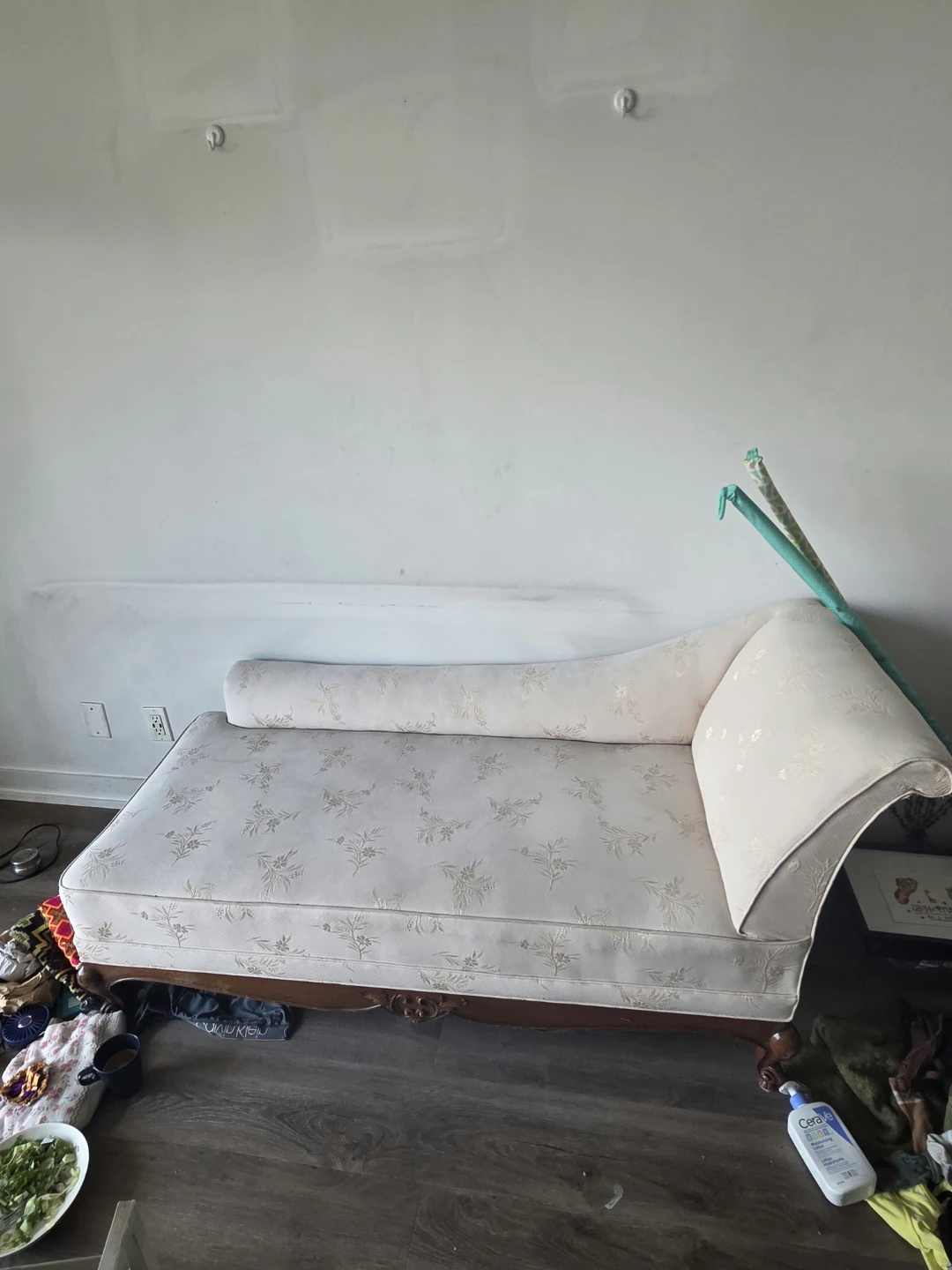 Vintage Style Cream Chaise Lounge - photo 2