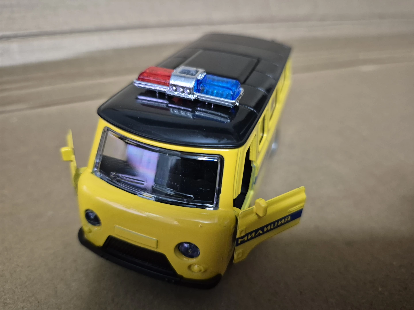 UAZ-452 Police Die-Cast Model Van - photo 3
