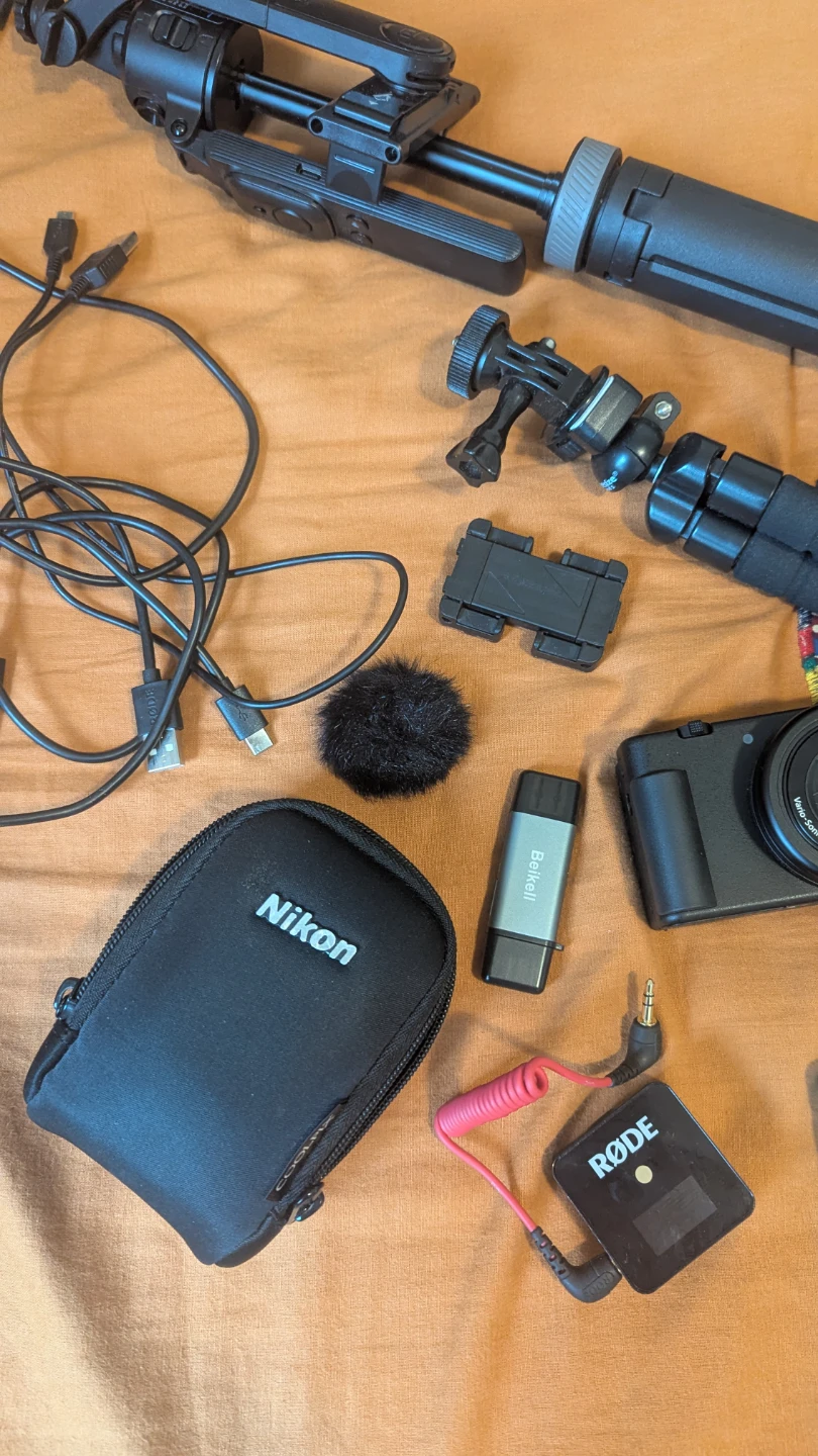 Sony Vlogging Camera Kit with Rode Mic and Tripods - photo 5