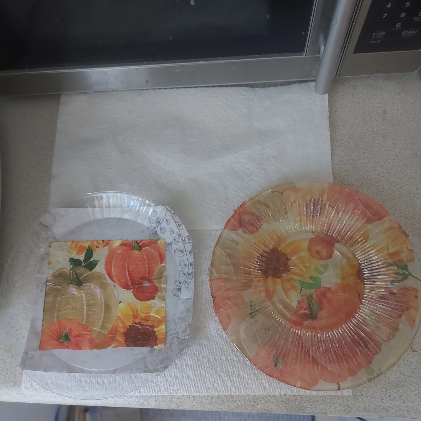 Set of two decorative glass plates