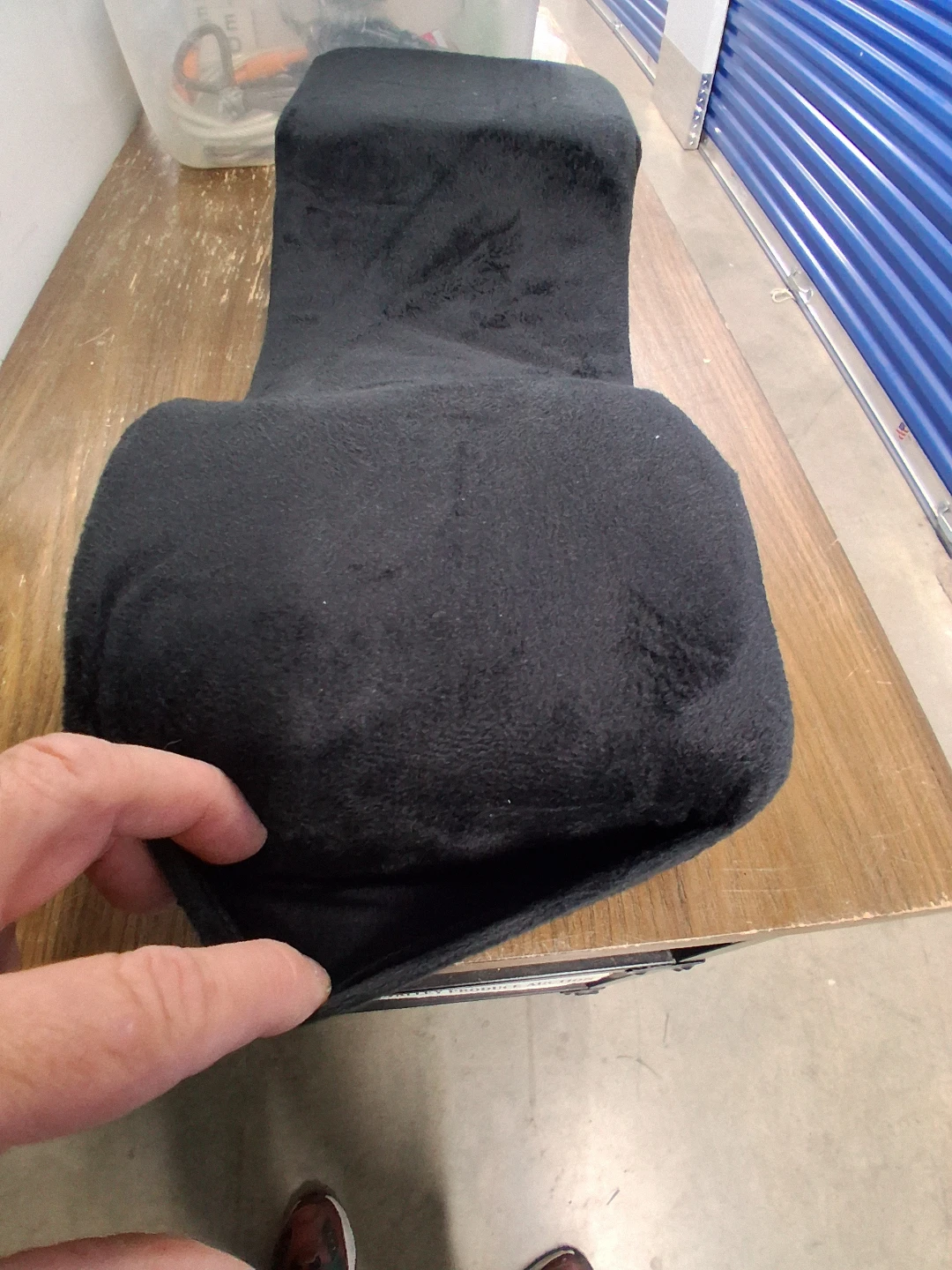 Black contoured orthopedic knee pillow - photo 2