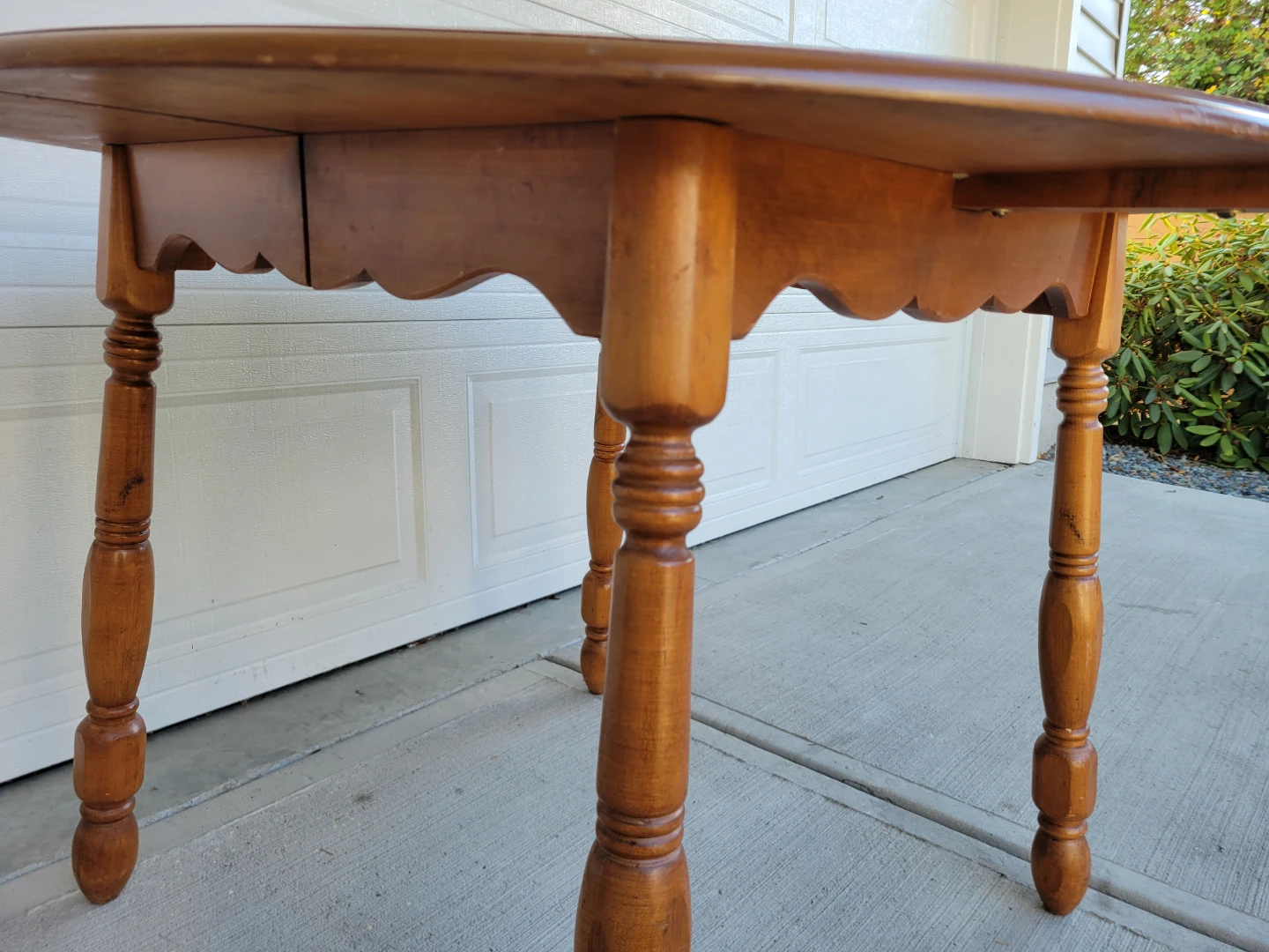 Vintage Solid Wood Round Dining Table with 18" Extension Leaf. - photo 5