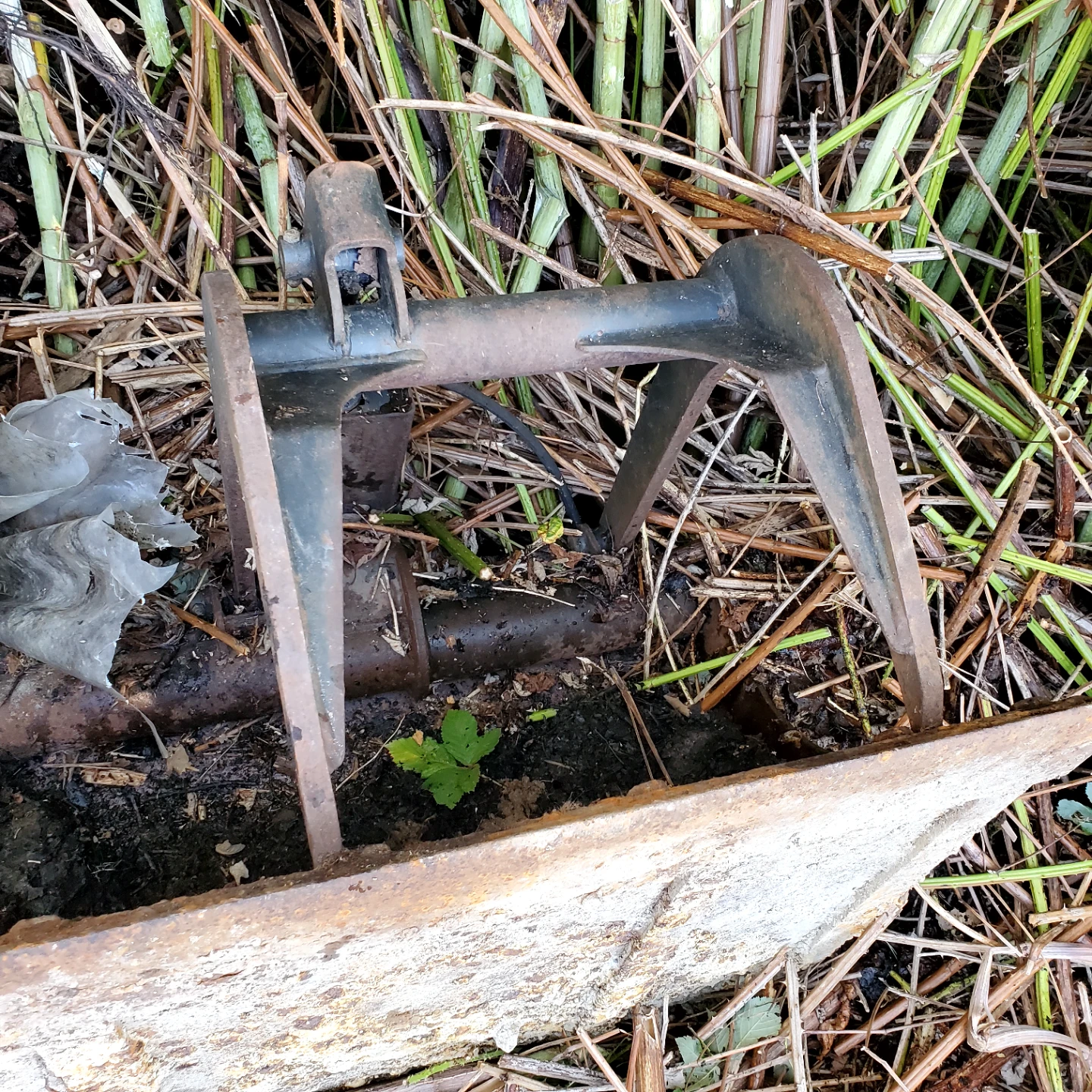 Bobcat Grapple Bucket Attachment - photo 3