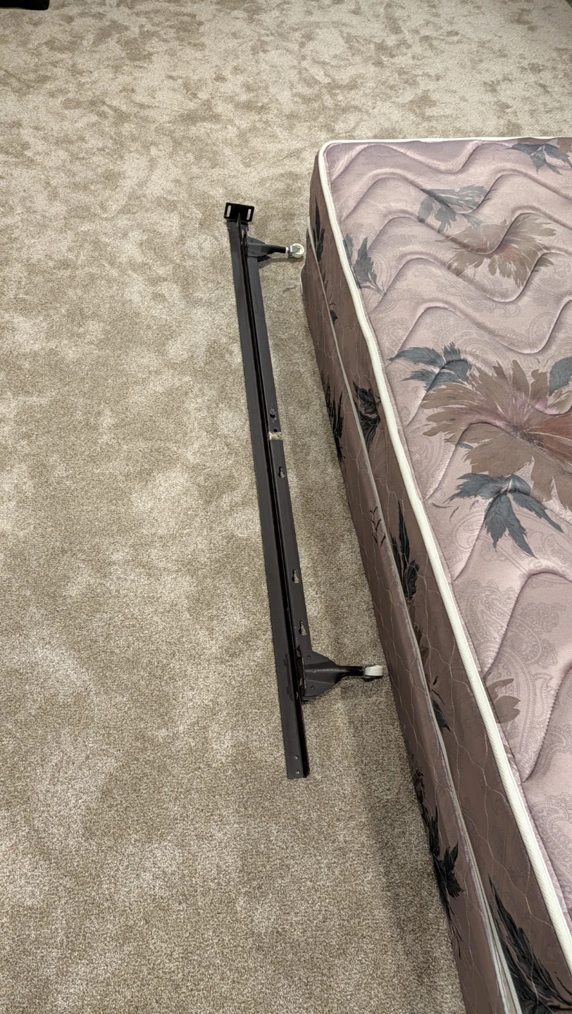 Single bed with mattress and metal frame - photo 2