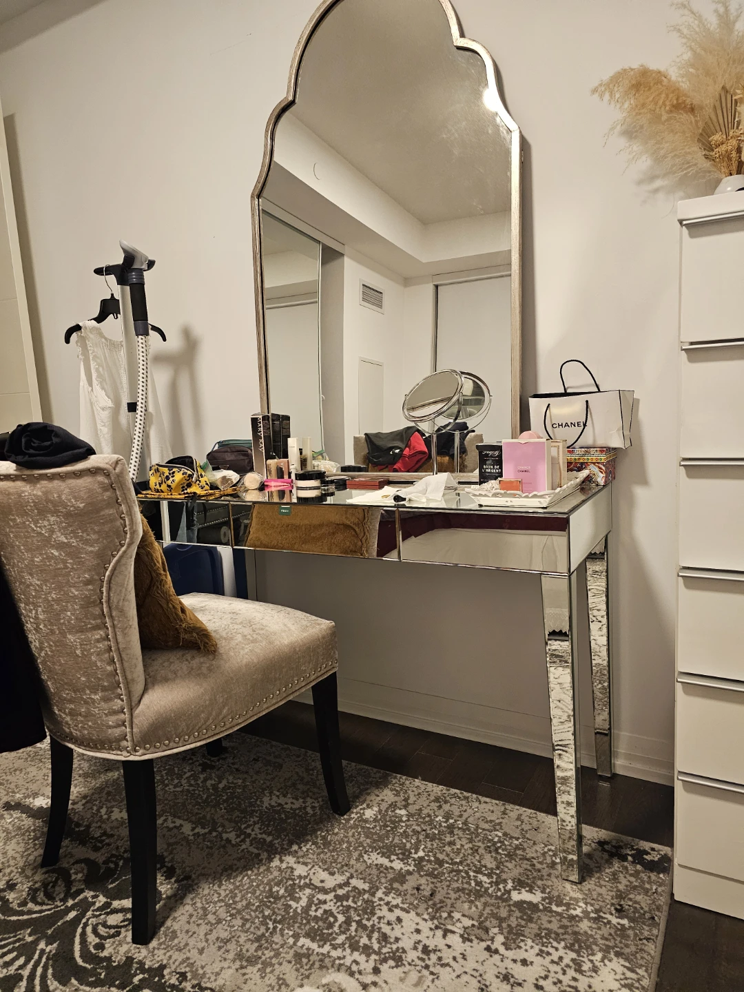 Mirrored Queen headboard, Vanity, Tufted ottoman - photo 4