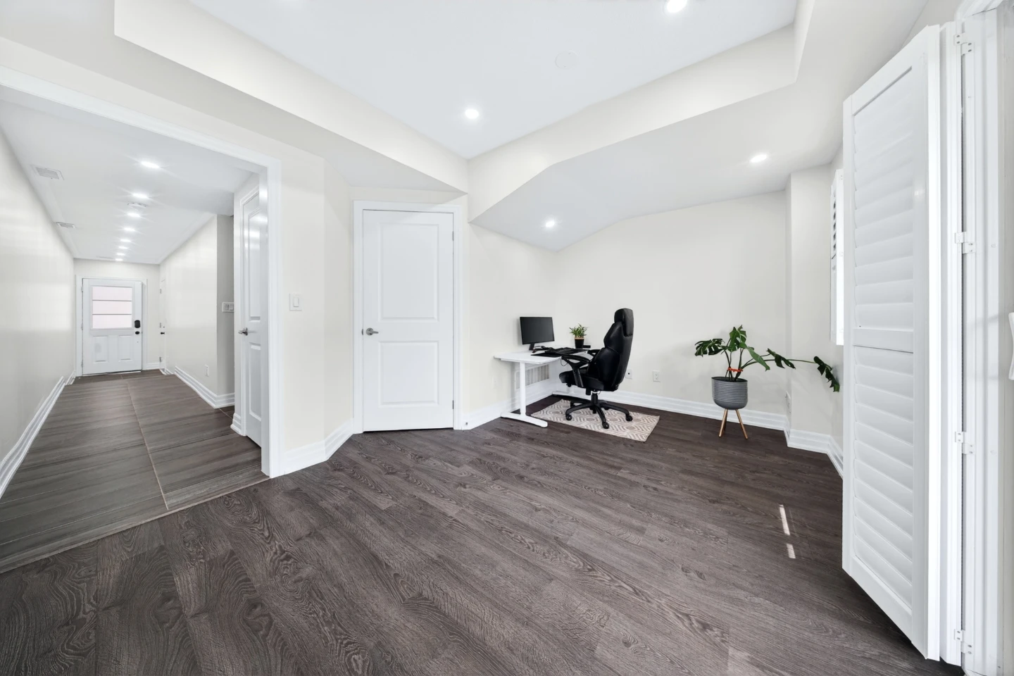 Renovated 4-Bed, 2.5-Bath Townhouse w/ Walk-Out Backyard - photo 2