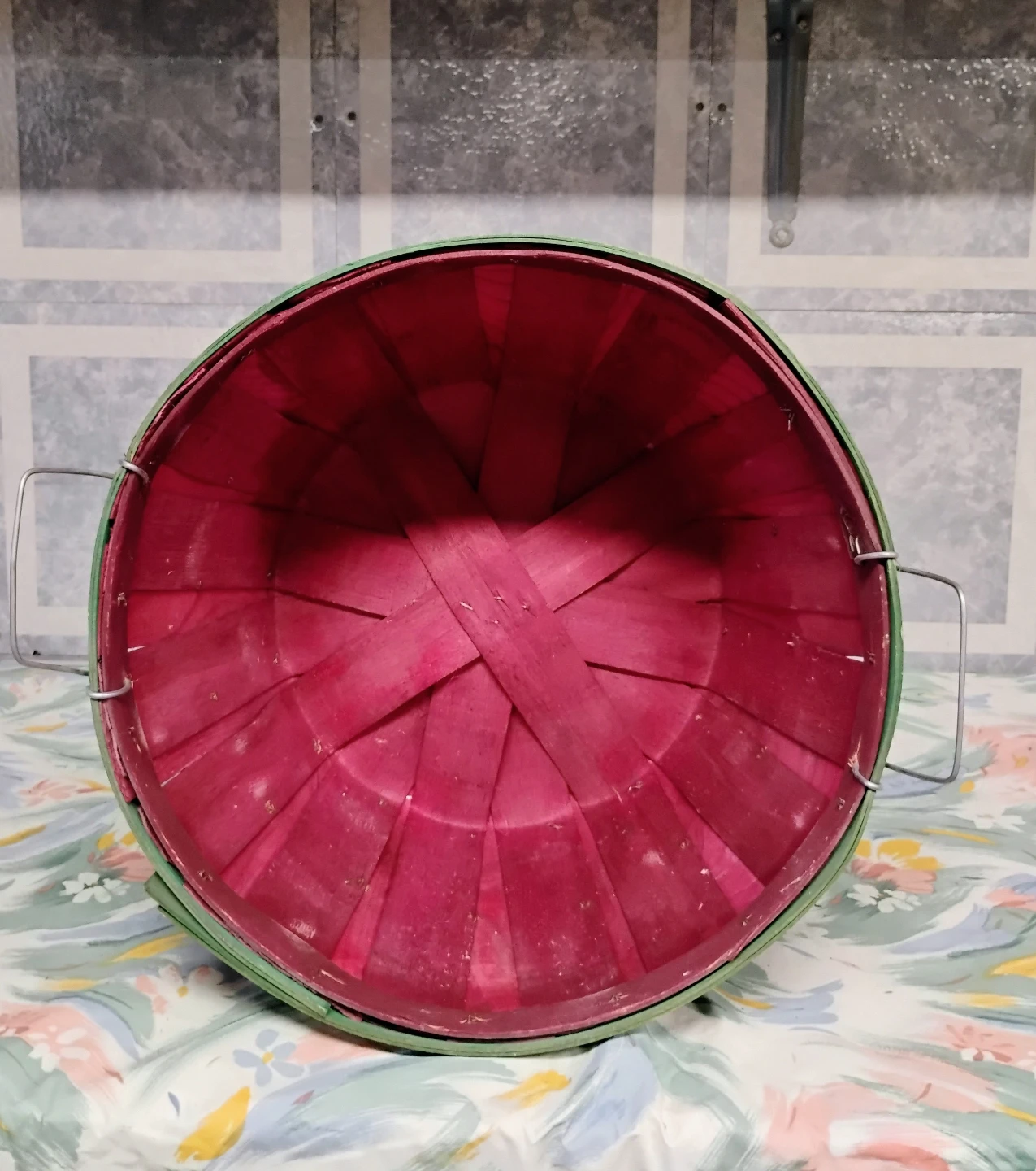 1/2 BUSHEL SIZE RED BASKET WITH GREEN TRIM - photo 2
