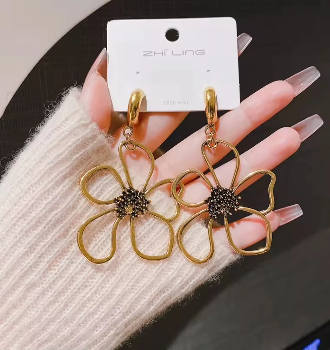 Big golden-tone flower earrings - photo 3