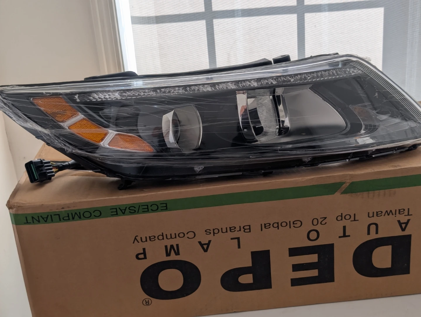 Headlight Assembly Right Side OEM# 92102 4C 551