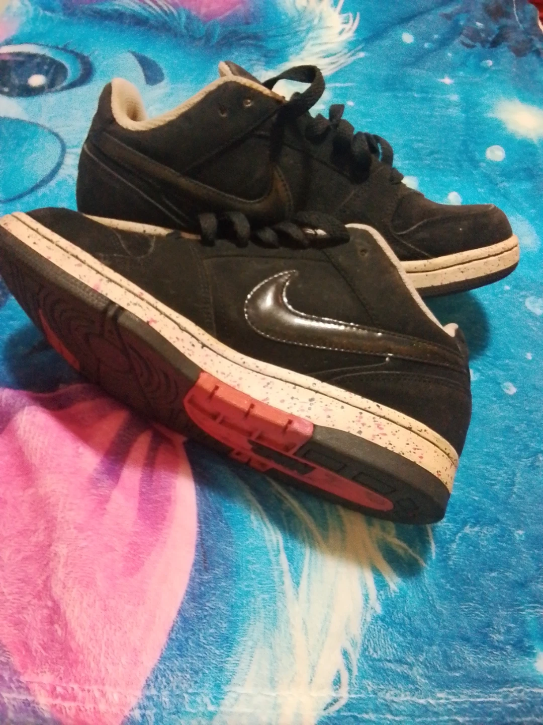 Nike sneakers in black