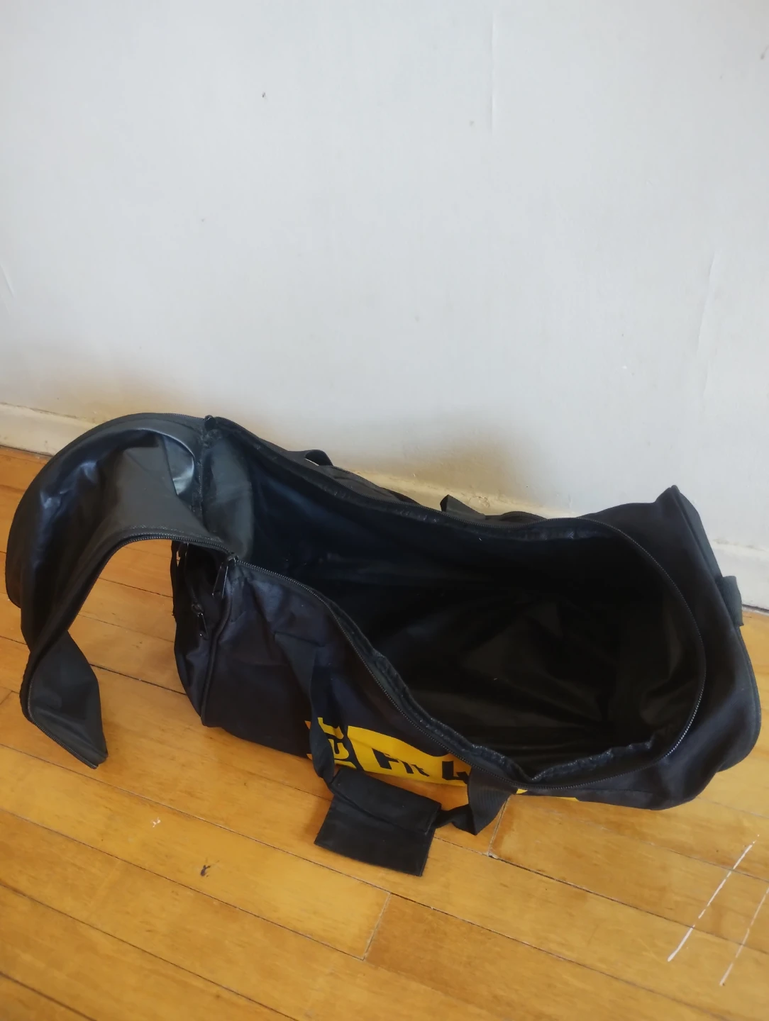 Fit4Less Black Gym Duffle Bag – Great Condition - photo 3