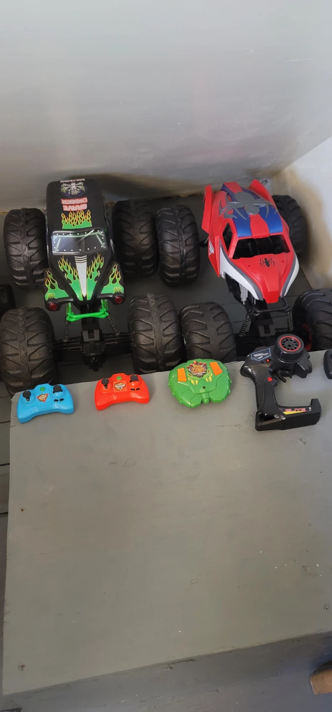 RC Mega Monster Jam trucks - photo 2