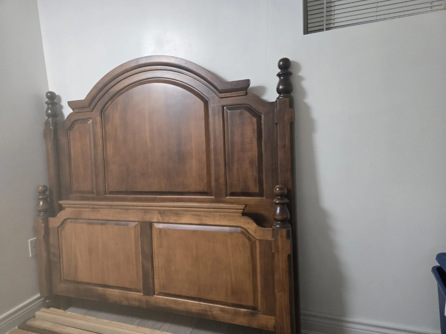 Solid Wood Traditional Queen Bed Frame - photo 2