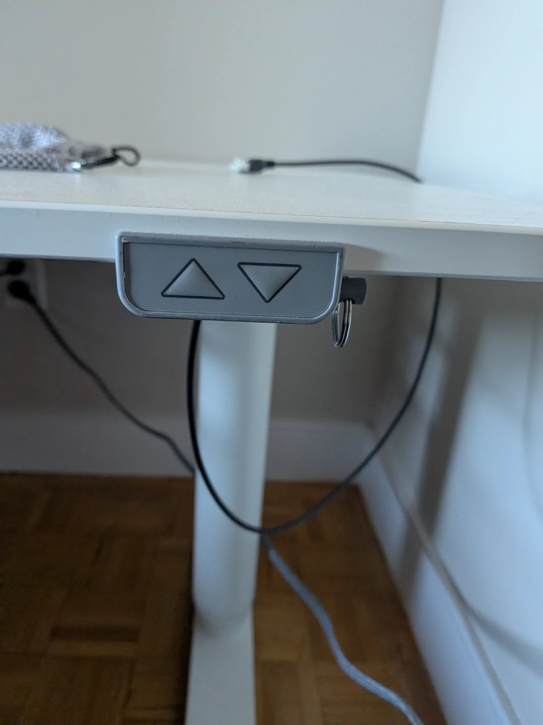 IKEA Bekant White Electric Adjustable Standing Desk - photo 4