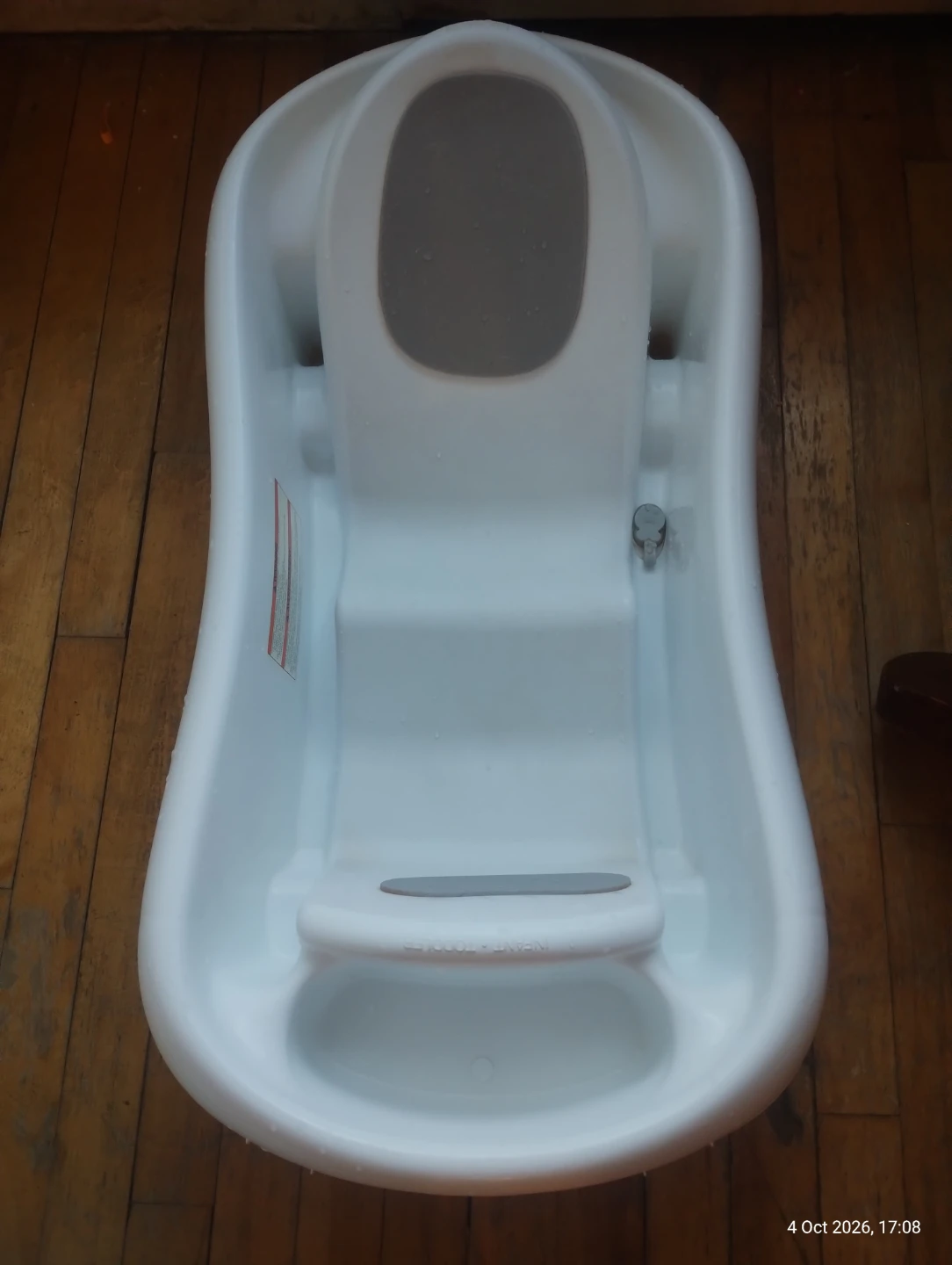 Infant-to-Toddler Baby Bathtub with Kids support