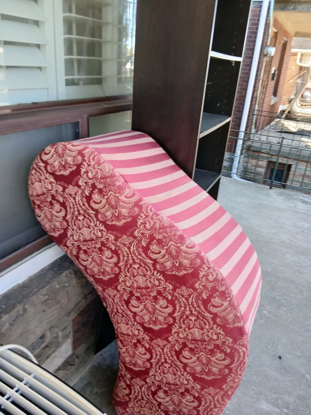 Upholstered curved accent chair - photo 2