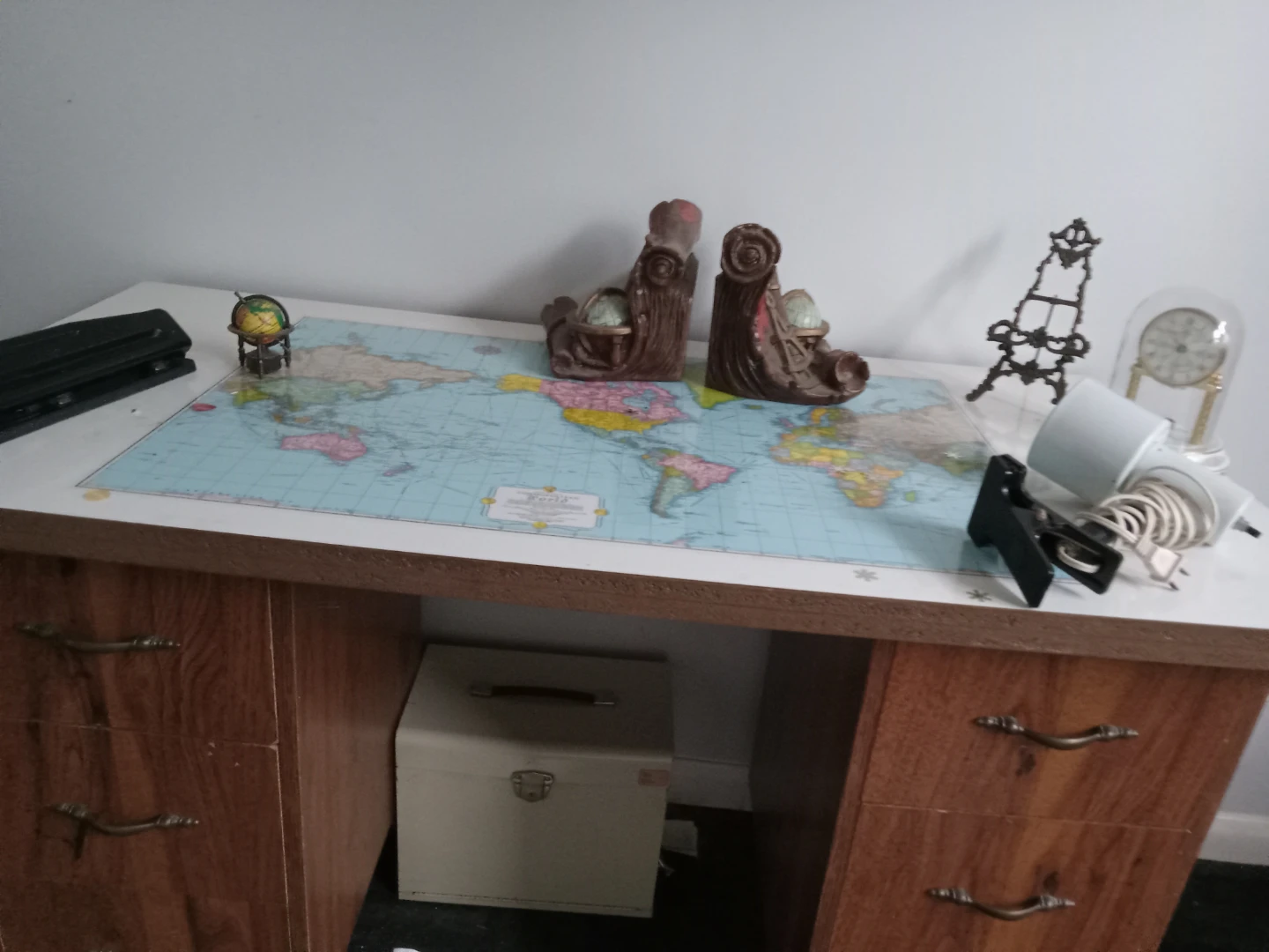Matching word map desk set